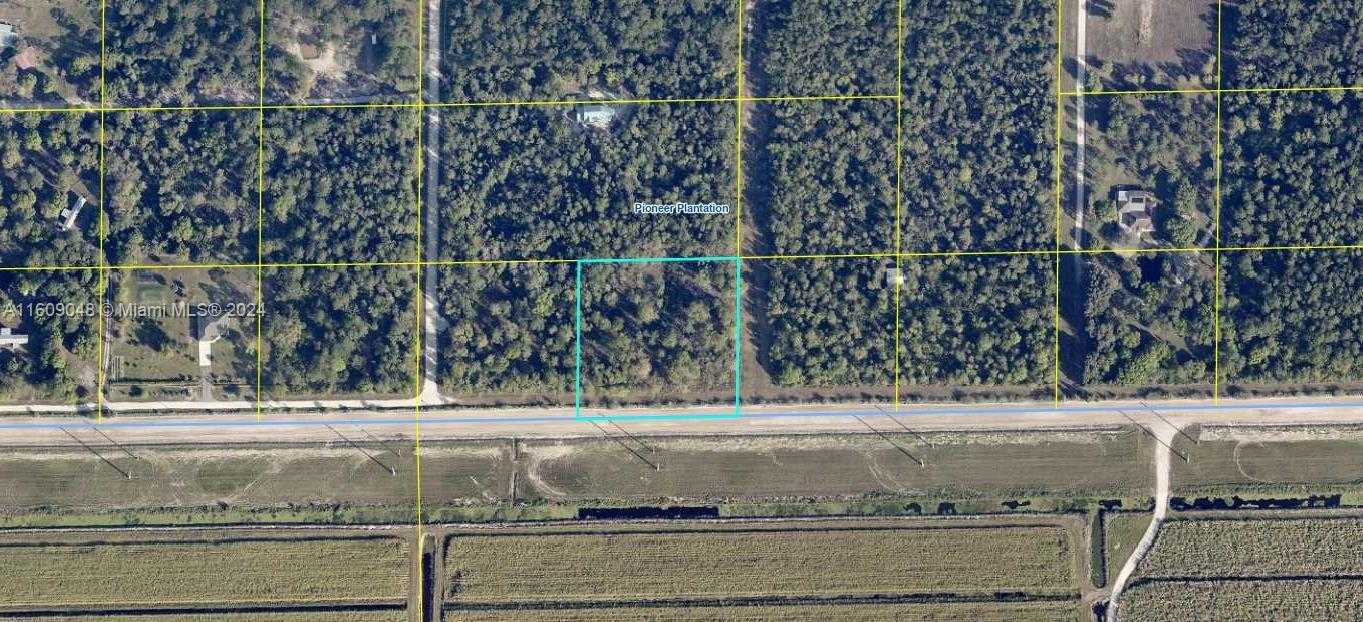 photo 1: 305 Yeehaw Ave, Pioneer, Clewiston FL 33440