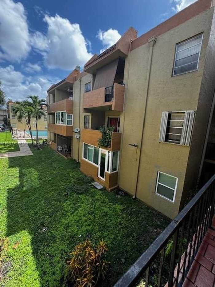 photo 2: 6070 W 18th Ave Unit 206, Hialeah FL 33012