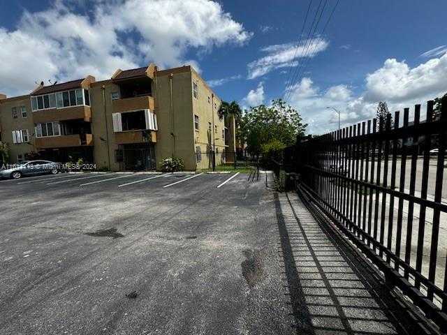 photo 3: 6070 W 18th Ave Unit 206, Hialeah FL 33012