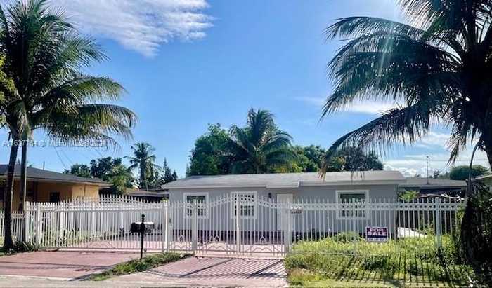 photo 1: 16482 NE 3rd Ave, Miami FL 33162