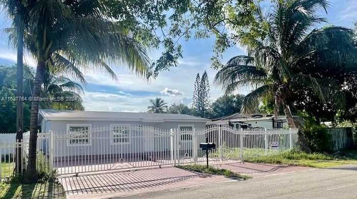 photo 16: 16482 NE 3rd Ave, Miami FL 33162