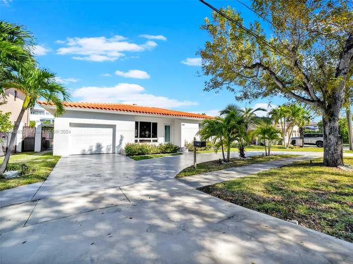 photo 2: 2095 Keystone Blvd, North Miami FL 33181