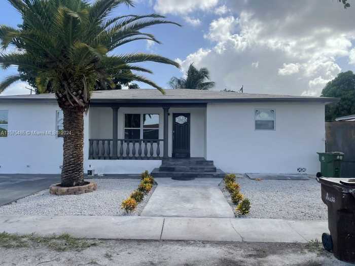 photo 2: 466 E 11th St, Hialeah FL 33010