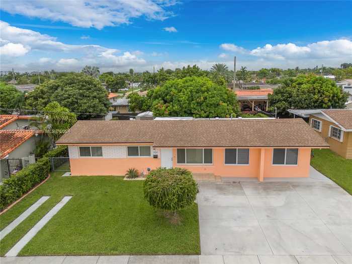 photo 1: 5354 W 4th Ln, Hialeah FL 33012