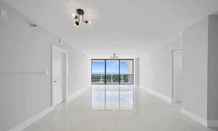 photo 2: 20505 E Country Club Dr Unit 2035, Aventura FL 33180