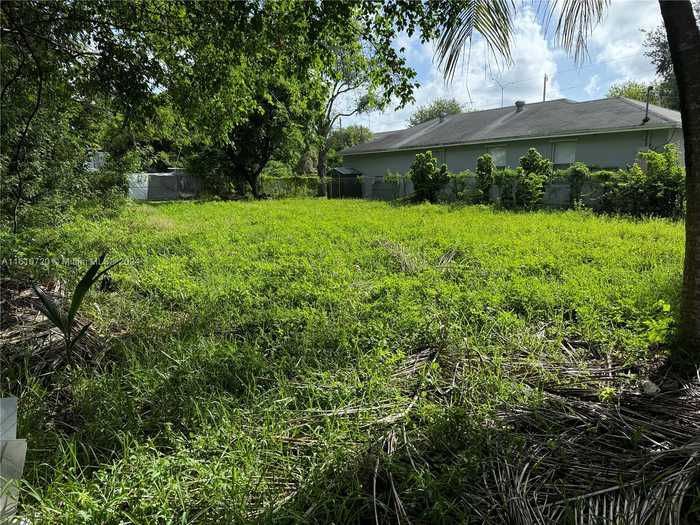 photo 2: 665 NW 43rd St, Miami FL 33127