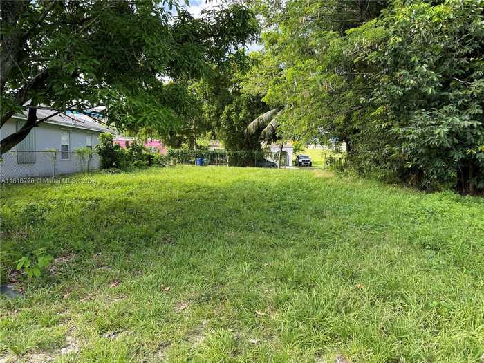 photo 5: 665 NW 43rd St, Miami FL 33127