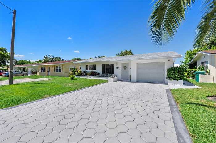 photo 2: 4905 NW 53rd St, Tamarac FL 33319