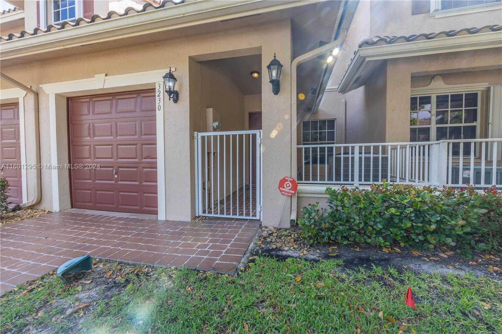 photo 2: 3230 Fairway Cir Unit 15, Davie FL 33328