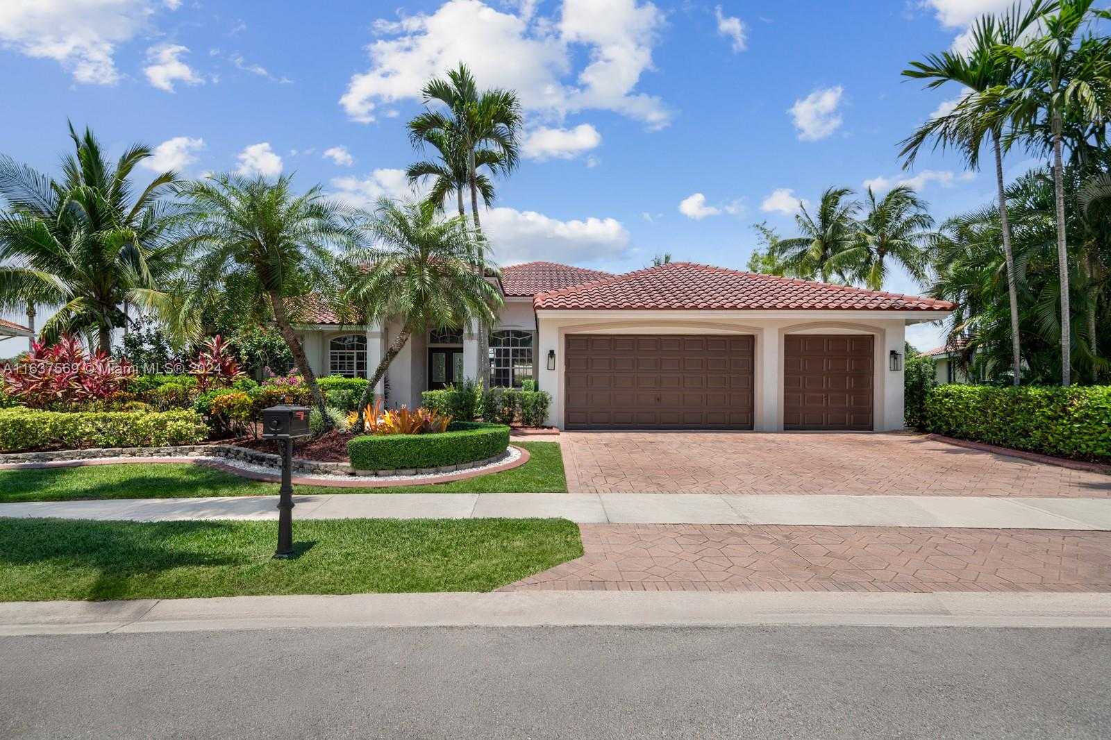 photo 1: 2522 Monterey Ct, Weston FL 33327