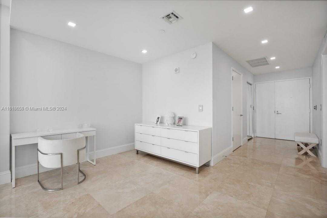 photo 2: 3131 NE 188th St Unit 21207, Aventura FL 33180