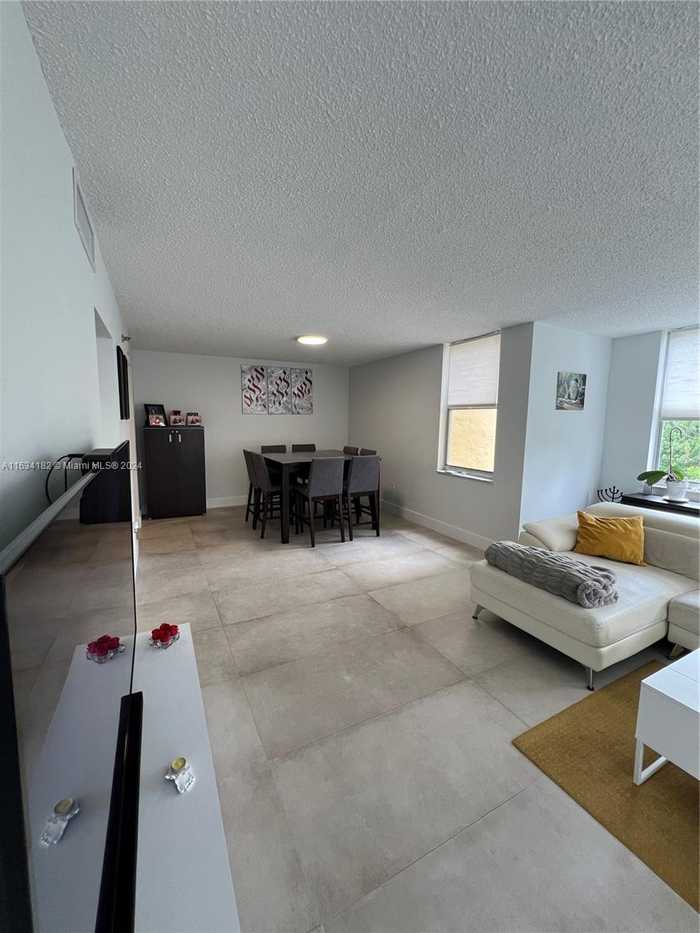 photo 2: 17890 W Dixie Hwy Unit 307, North Miami Beach FL 33160