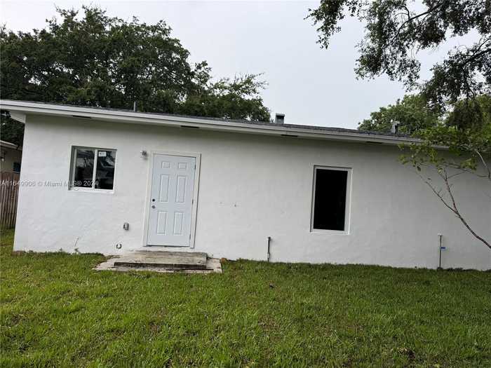 photo 16: 4801 NW 31 Ct., Miami FL 33142