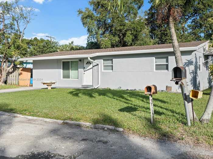 photo 18: 4255 SW 50th St, Dania Beach FL 33314