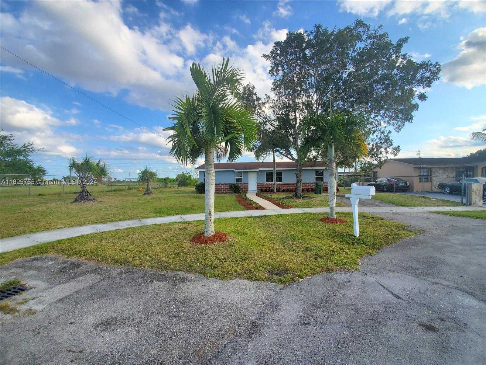 photo 1: 1604 SW 7th St, Homestead FL 33030