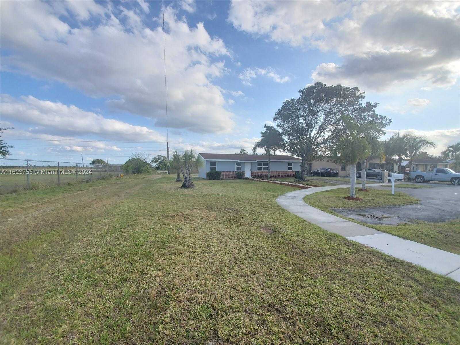 photo 2: 1604 SW 7th St, Homestead FL 33030