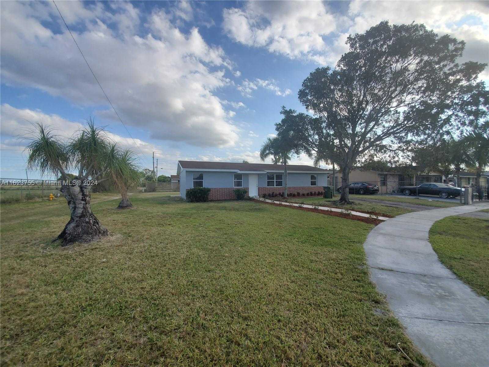 photo 3: 1604 SW 7th St, Homestead FL 33030