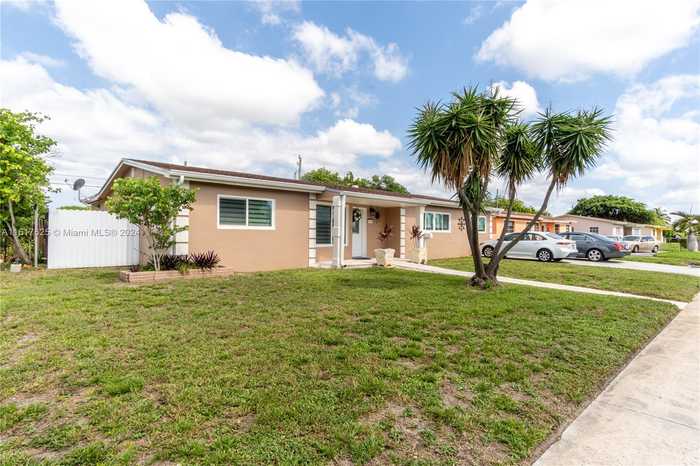 photo 2: 18810 NW 23rd Ave, Miami Gardens FL 33056