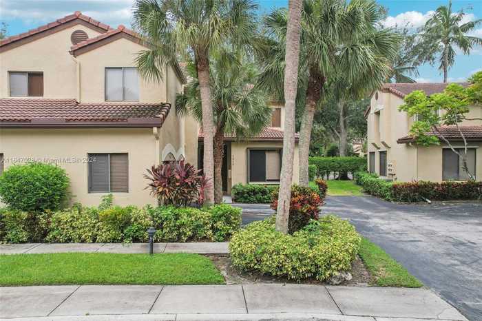 photo 1: 1010 NW 105th Way Unit B-139, Plantation FL 33322