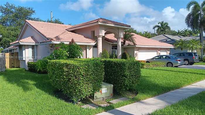 photo 1: 361 NW 110th Ave, Plantation FL 33324