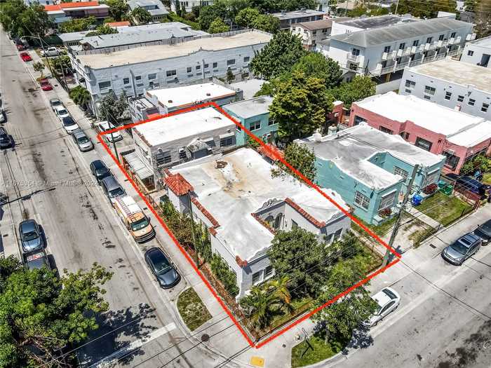 photo 1: 1011 SW 5th St, Miami FL 33130