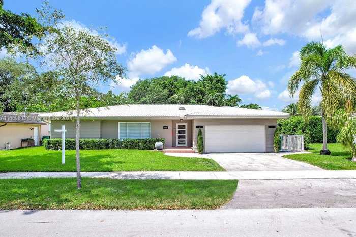 photo 1: 14530 Sabal Dr, Miami Lakes FL 33014