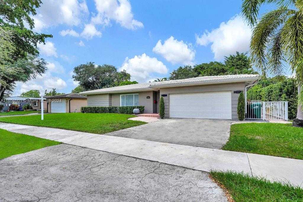 photo 2: 14530 Sabal Dr, Miami Lakes FL 33014