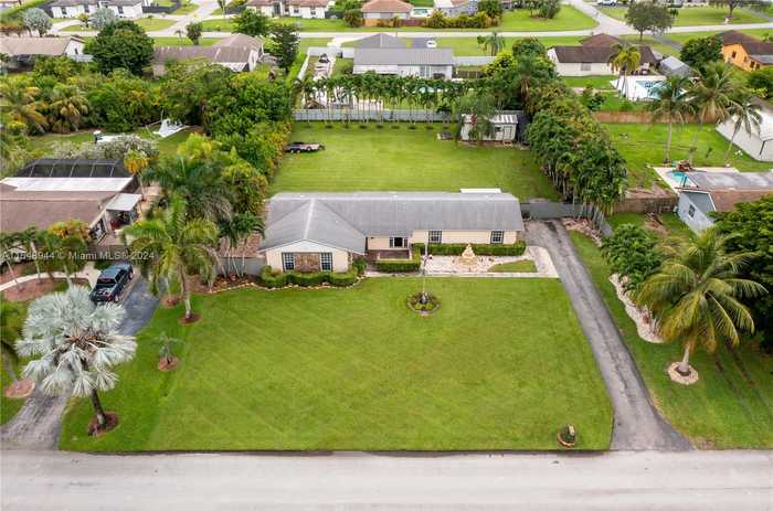 photo 2: 1442 NW 20th St, Homestead FL 33030