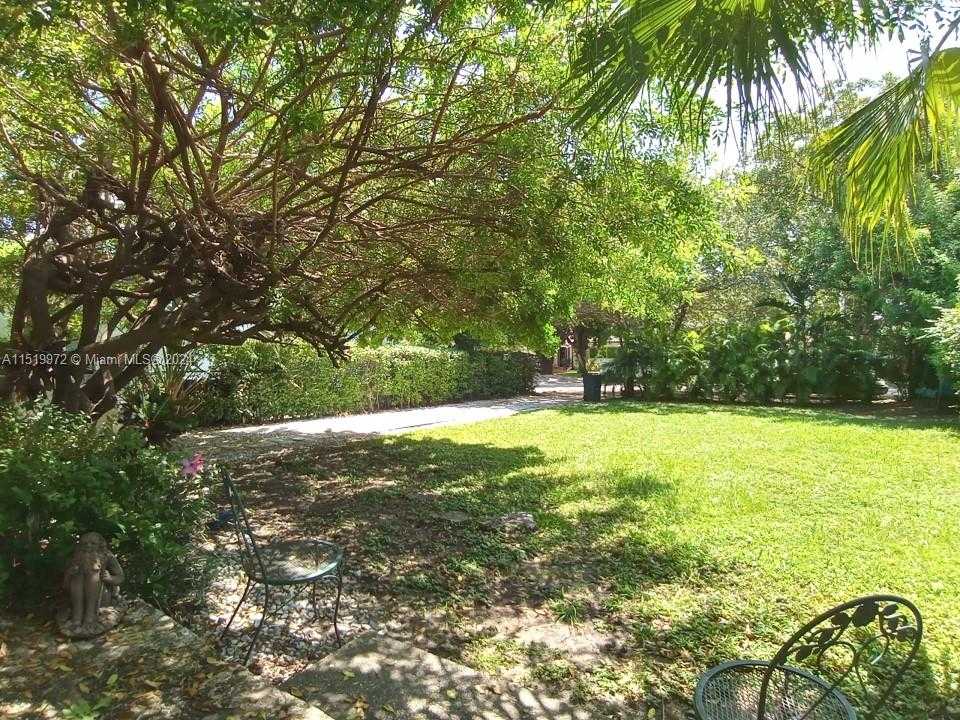 photo 2: 563 W 49th St, Miami Beach FL 33140