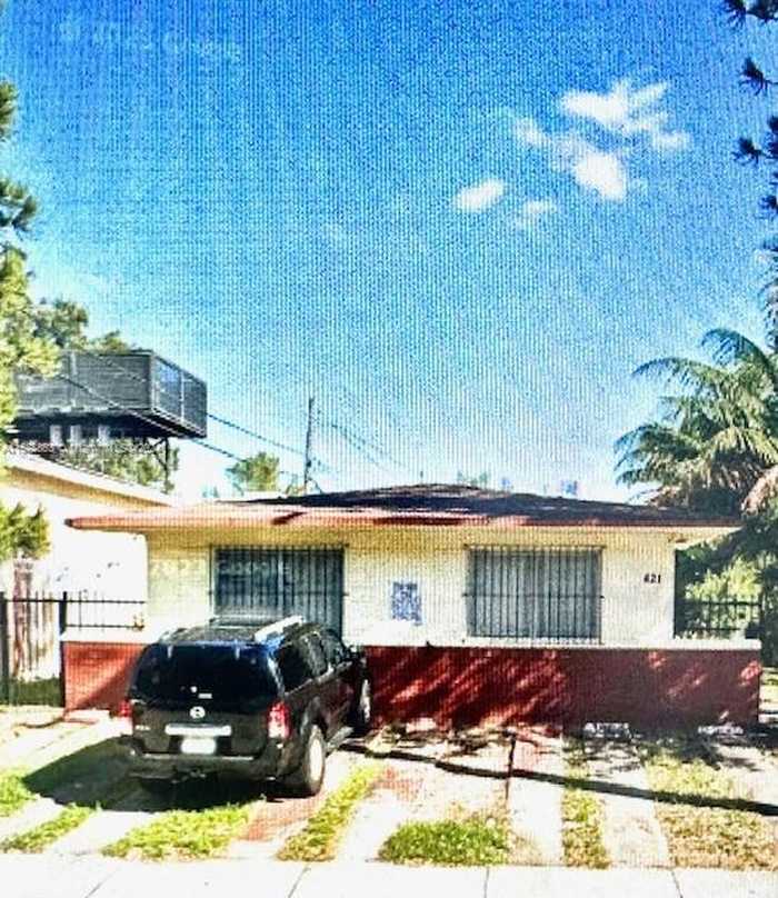 photo 1: 421 SW 9th Ave, Miami FL 33130