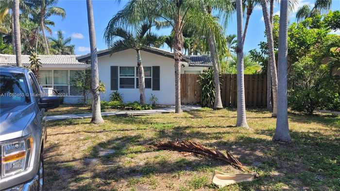 photo 2: 2717 NE 33rd St, Fort Lauderdale FL 33306