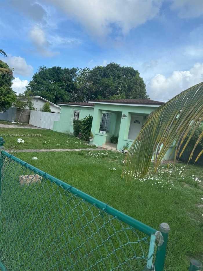 photo 3: 710 E 39th St, Hialeah FL 33013