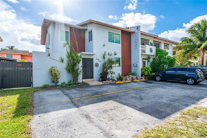 photo 1: 2426 SW 112th Ave Unit 0, Miami FL 33165