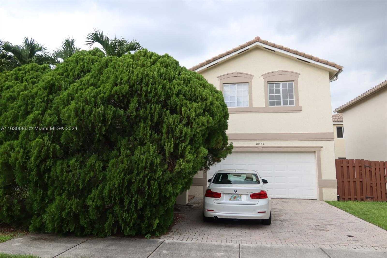 photo 2: 10761 NW 52nd St, Doral FL 33178