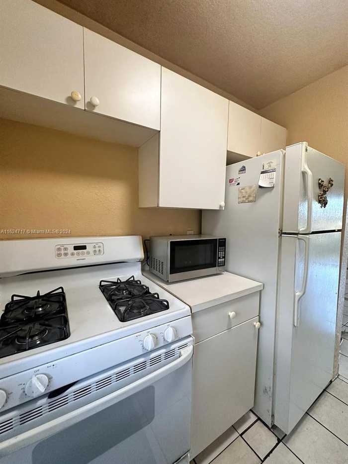 photo 1: 1255 W 49th Pl Unit B201, Hialeah FL 33012