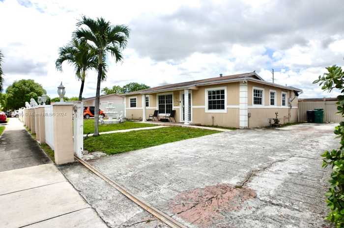 photo 2: 3426 NW 180th St, Miami Gardens FL 33056