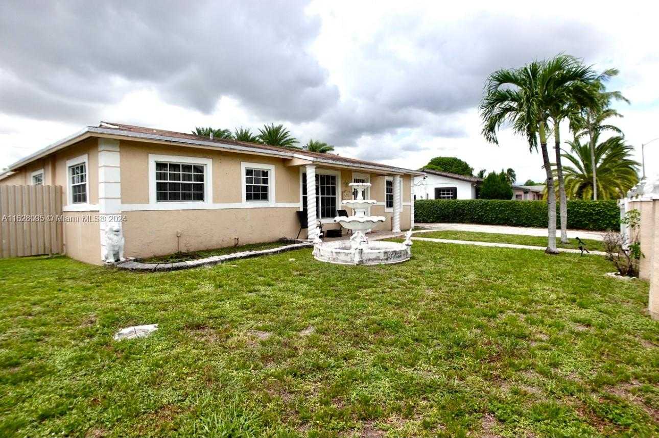 photo 3: 3426 NW 180th St, Miami Gardens FL 33056