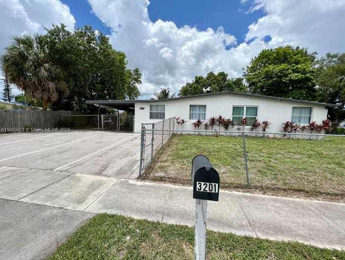 photo 1: 3201 NW 5th Ct, Lauderhill FL 33311