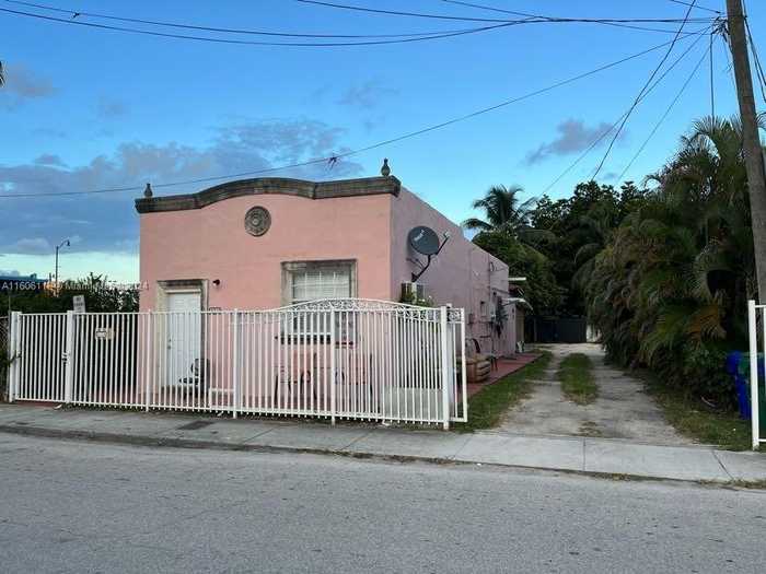 photo 1: 821 SW 31st Ct, Miami FL 33135