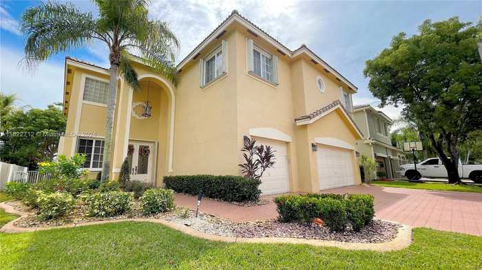 photo 2: 16196 SW 15th St, Pembroke Pines FL 33027