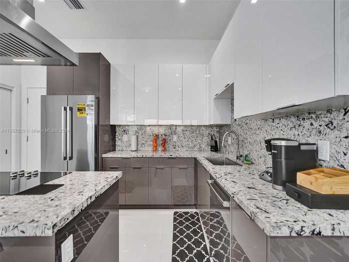 photo 2: 1222 NE 15th Ave Unit 0, Fort Lauderdale FL 33304