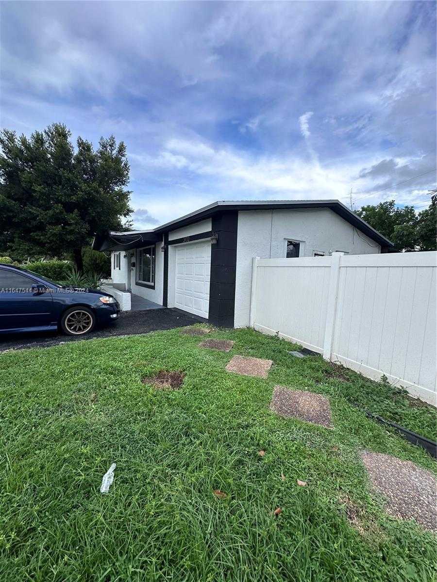 photo 3: 3420 NW 41st St, Lauderdale Lakes FL 33309