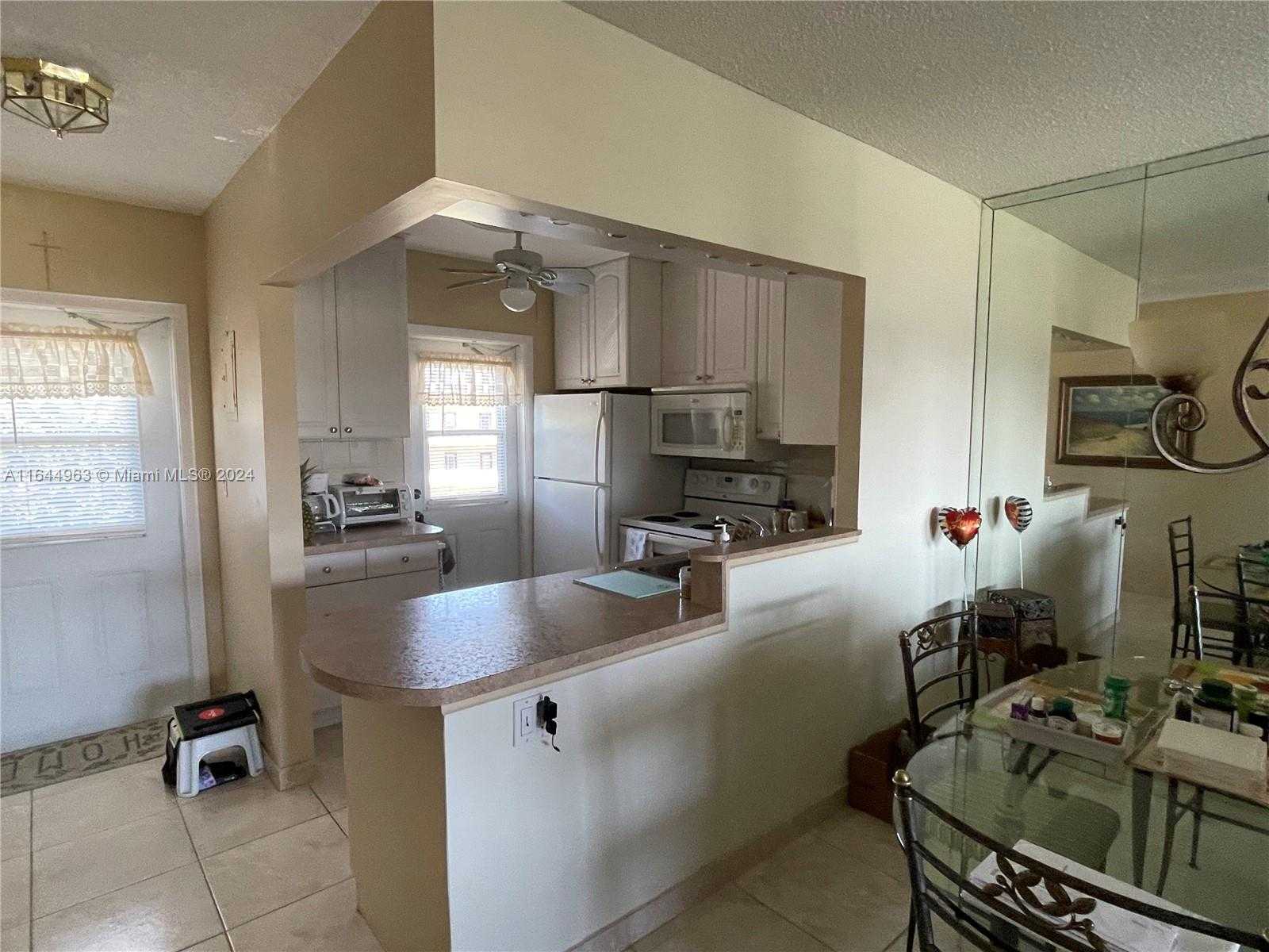 photo 1: 3500 NW 48th Ave Unit 605, Lauderdale Lakes FL 33319