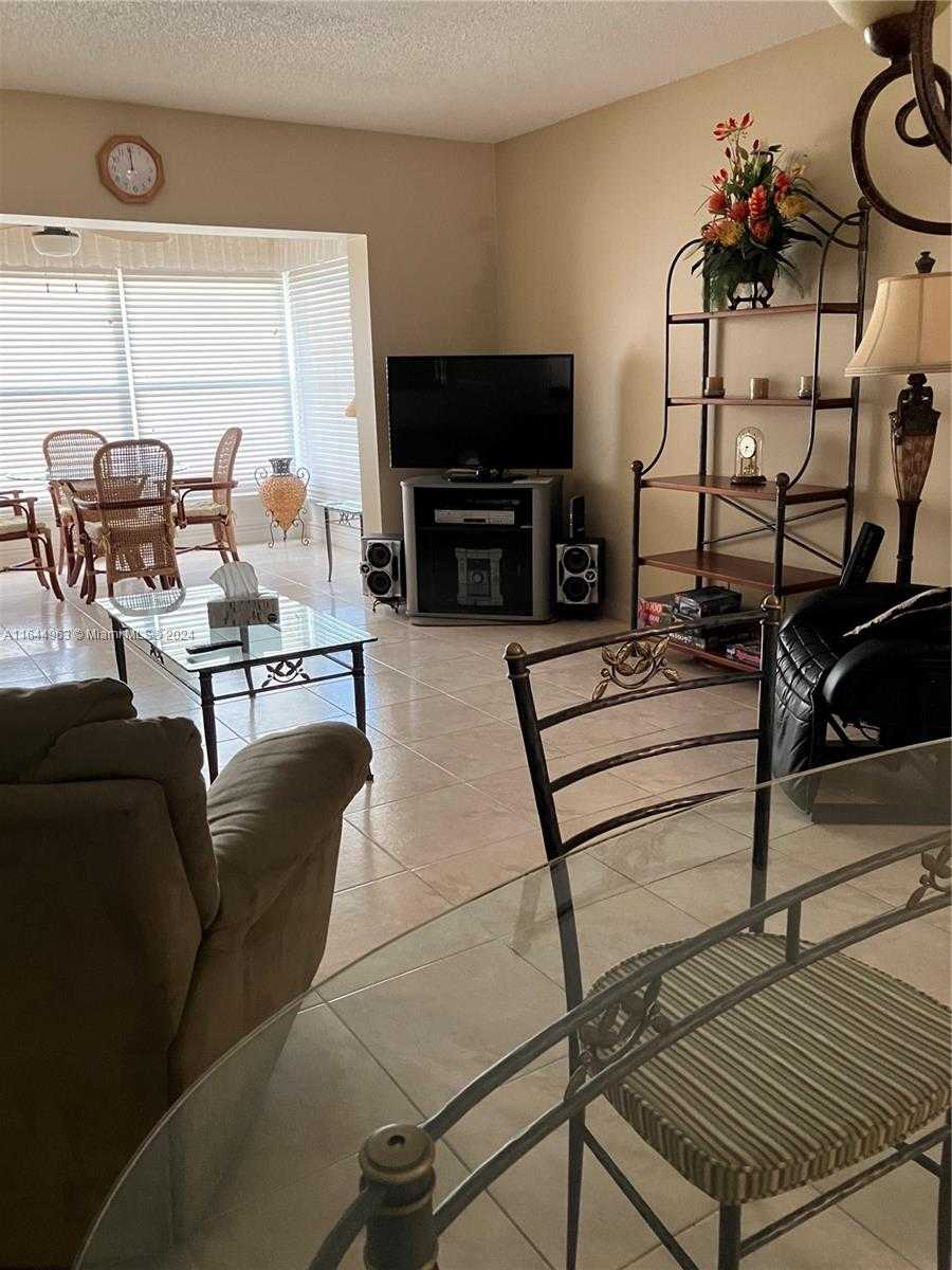 photo 2: 3500 NW 48th Ave Unit 605, Lauderdale Lakes FL 33319