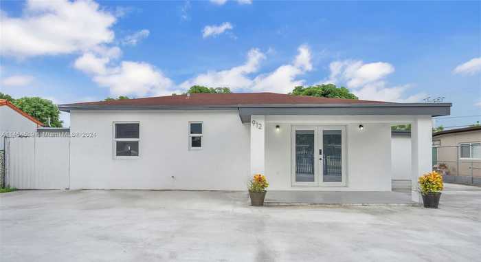 photo 2: 912 E 32nd St, Hialeah FL 33013