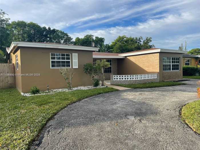 photo 1: 3156 NW 41st St, Lauderdale Lakes FL 33309