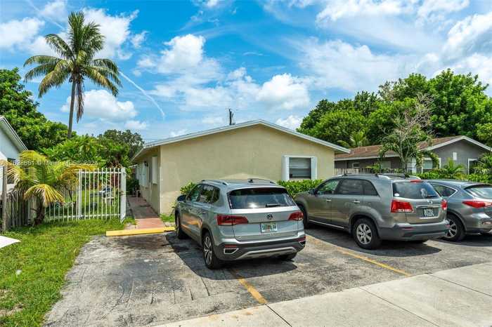 photo 1: 2845 NW 13th Ct, Fort Lauderdale FL 33311