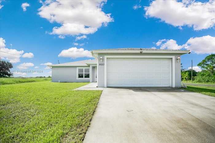 photo 1: 9023 W Crow Cir, La Belle FL 33935