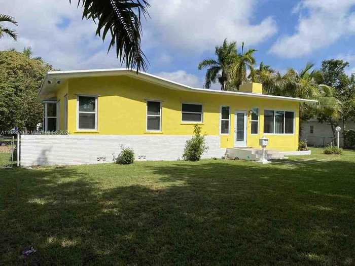 photo 2: 499 NE 112th St, Miami FL 33161