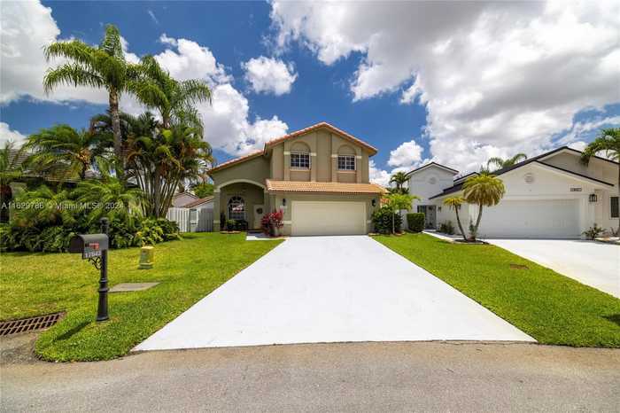 photo 2: 17643 SW 5th St, Pembroke Pines FL 33029